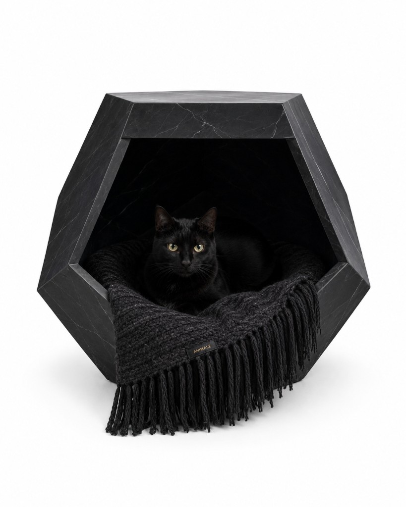 Casita geométrica de mármol negro con manta tejida ANIMALE y gato negro