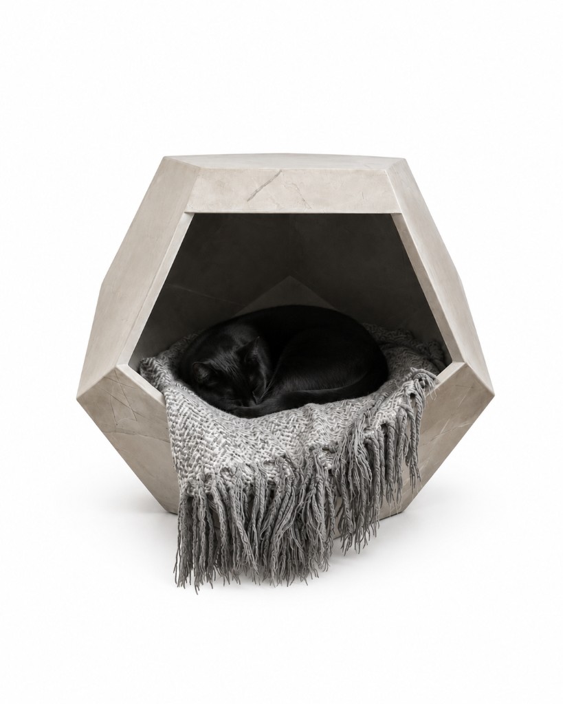 Casita geométrica de piedra gris con manta tejida y gato negro dormido